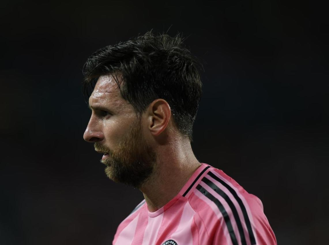 玩法-领袖！梅西让德保罗别抱怨队友！还示意保安别拦球迷！