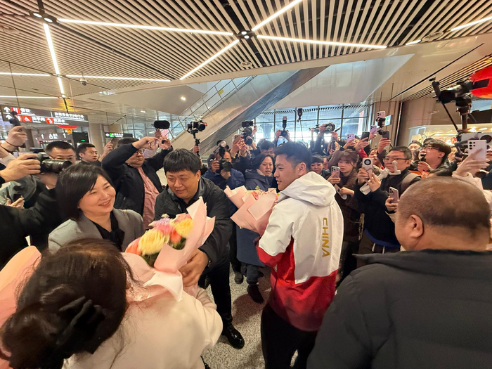 规则-速滑冠军宁忠岩载誉返乡，家乡民众热情接机|速度滑冰|冬奥会|米兰冬奥会|AC米兰|黑龙江_新浪体育_新浪新闻